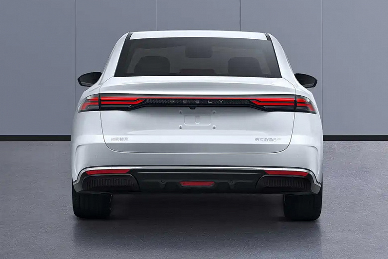 Просторный гибридный седан Geely, потребляющий метанол вместо бензина: рассекречен Geely Galaxy Star 6 с особой гибридной силовой установкой